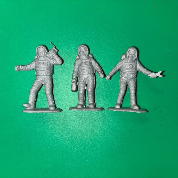 Astronaut Spaceman Figures Grey Plastic Lot of 3 Vintage China - Picture 2 of 3